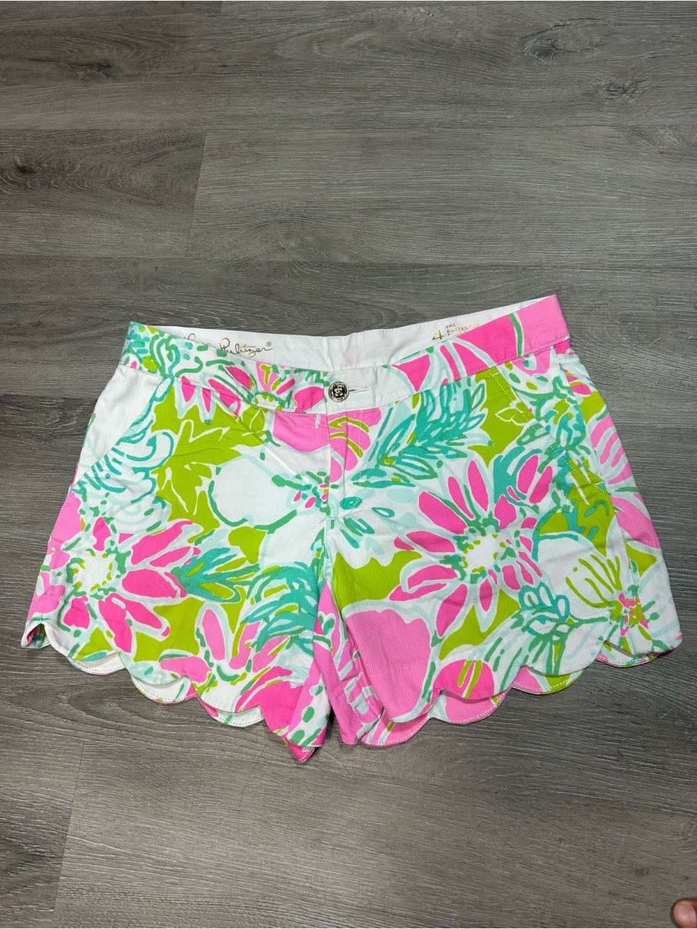 Lilly Pulitzer Womans the buttercup short Sz 4 Flamingo pink with scalloped edge